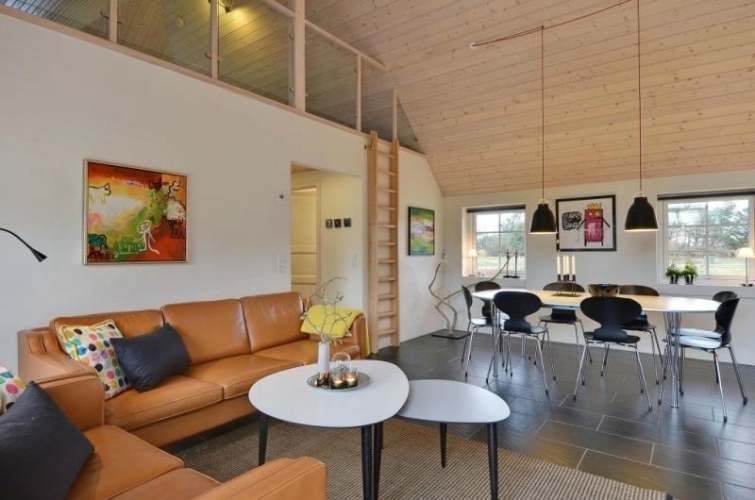 Hoveentreprise af sommerhus stue